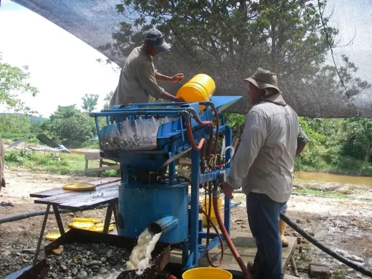 Operator working alongside the Hy-G P12T wash plant in the field.