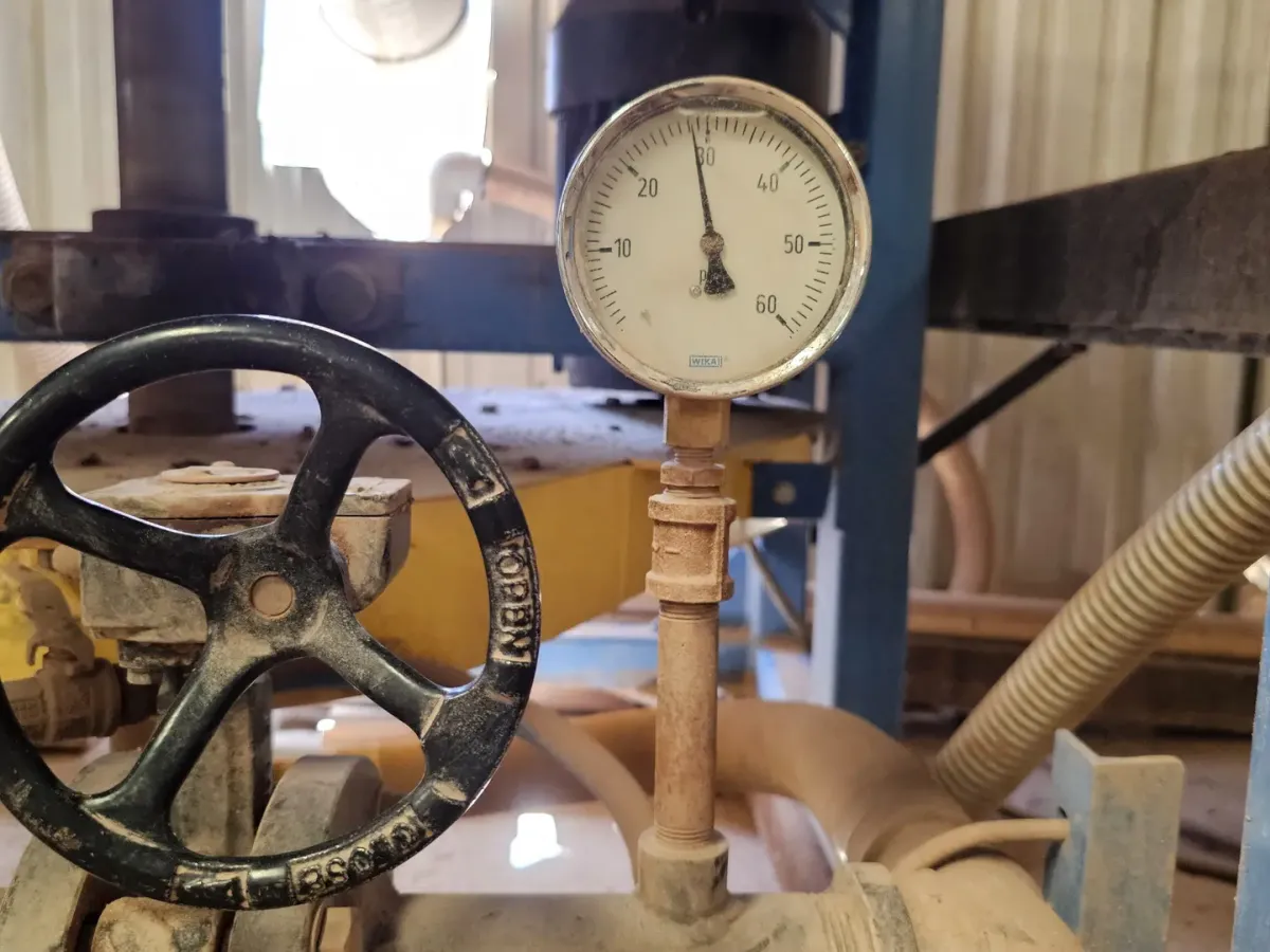Hy-G P21 control and plumbing detail with pressure gauge and hand wheel.