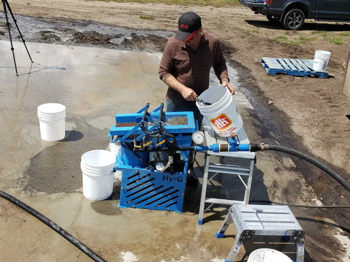 Hy-G P5T concentrator operating outdoors with wash hose.