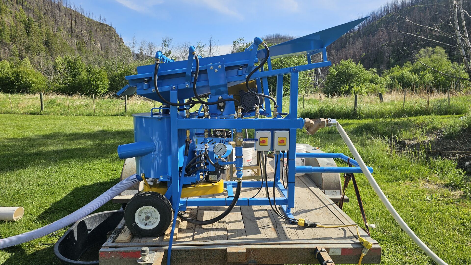 Hy-G P12T wash plant set up outdoors on site.